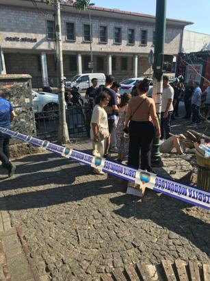 İstanbul- Beşiktaş’ta kaldırımdaki yayalarında üzerine ağaç devrildi :3 yaralı