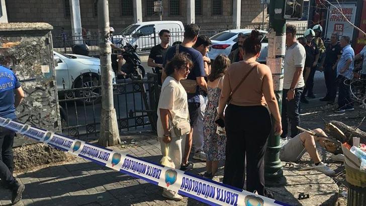 Beşiktaş’ta kaldırımdaki yayalarında üzerine ağaç devrildi :3 yaralı