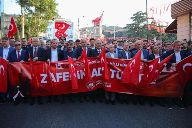 Bursa’da 15 Temmuz, kortej ve düzenlenen törenle kutlandı