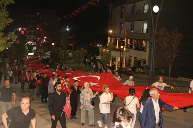 Şırnak’ta 105 metrelik Türk bayrağıyla yürüyüş