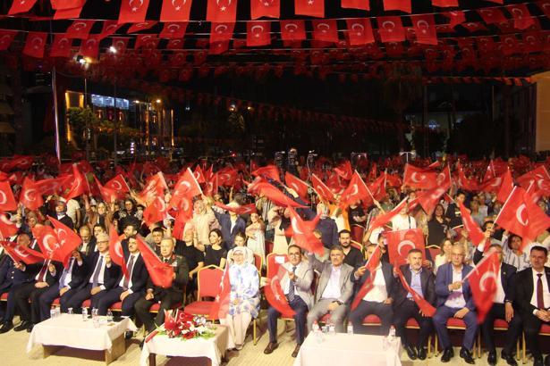 Adana'da 'Demokrasi Nöbeti' tutuldu, şehitler dualarla anıldı