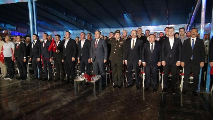 Kilis'te, birnlerce kişi bayraklarla yürüdü