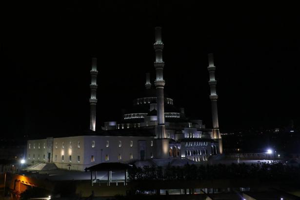 Türkiye’de tüm camilerde sela okundu