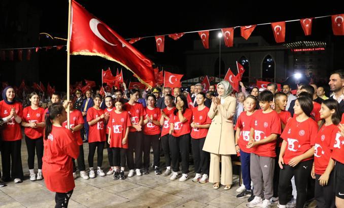 Şehitlere dua edildi, öğrenciler şiir ve ilahi okudu