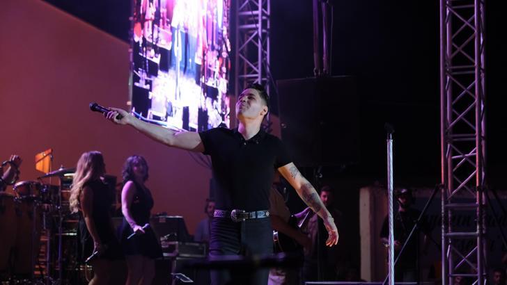 Emir Can İğrek, Akşehir Açık Hava Tiyatrosu’nda sahne aldı