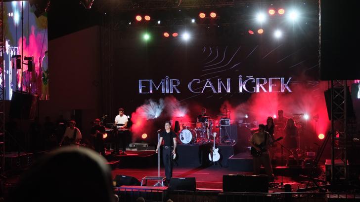 Emir Can İğrek, Akşehir Açık Hava Tiyatrosu’nda sahne aldı