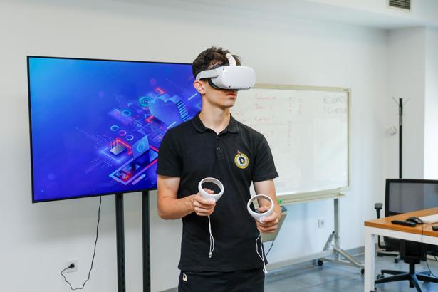 Medya ve teknolojiyi buluşturan eğitim modeli: Demirören Medya ve Teknoloji Lisesi