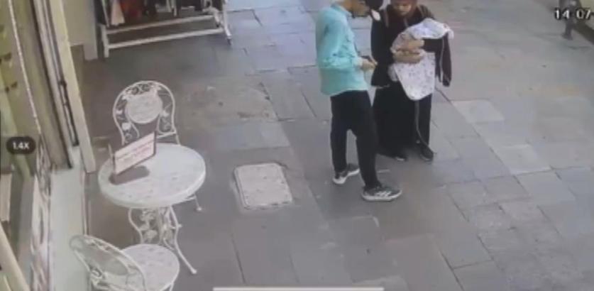 İstanbul- Bağcılar'da altın kesesini düşürdü, yolda bulan kişi alıp uzaklaştı