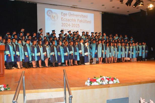 EÜ Eczacılık Fakültesi 2025 mezunlarını uğurladı