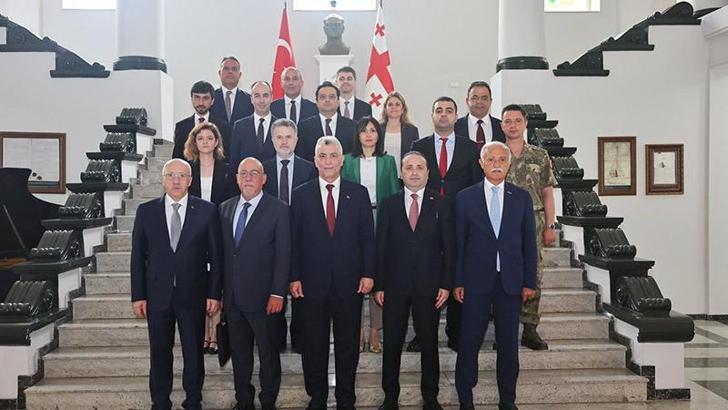 Bakan Bolat, Türkiye'nin Tiflis Büyükelçiliği'ni ziyaret etti