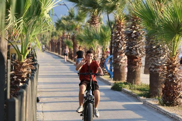 Kuşadası sahil şeridine bisiklet ve yürüyüş yolları yapıldı