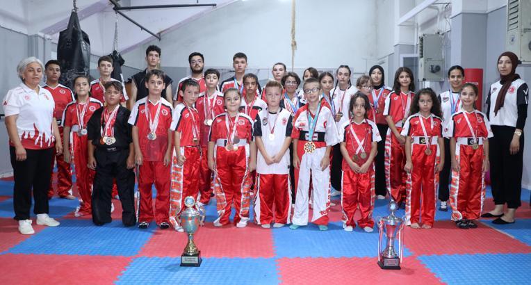 Madalya kazanan kick boks sporcularına davul zurnalı karşılama