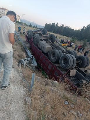 Domates yüklü kamyon devrildi; 1 ölü