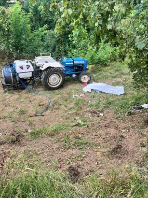 İlaçla yaparken fenalaşıp düştüğü traktör, üzerine devrildi
