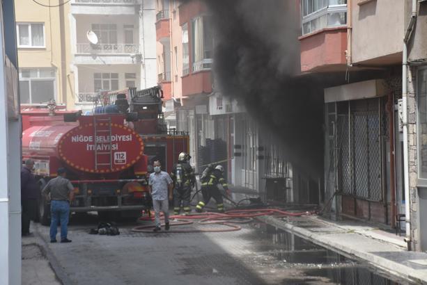 Niğde’de beyaz eşya deposu yandı