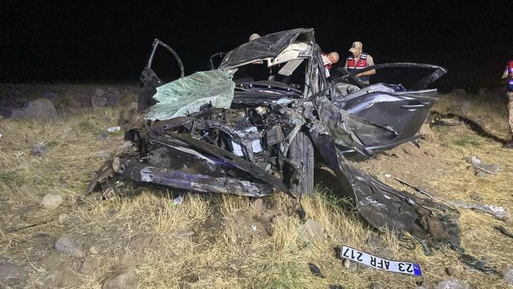 Elazığ’da otomobil yol kenarına devrildi: 2 ölü, 3 yaralı