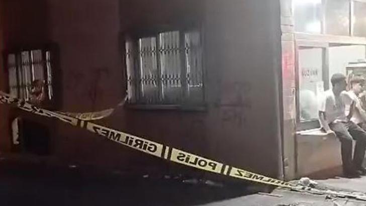 Sokakta darbedilip, bıçaklandı