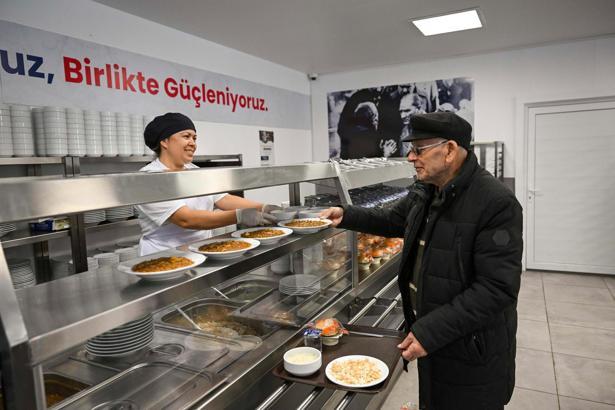 Bornova'da Kent Market ve Kent Lokantası ile binlerce vatandaşa destek