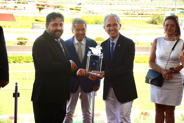 Pertevniyal Koşusu'nu Ömürünoğlu isimli at, jokeyi Gökhan Kocakaya ile kazandı