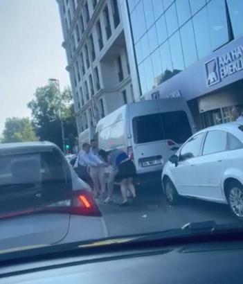 İstanbul - Beyoğlu'nda kadın yolcu araçta sigara içmesine karşı çıkan taksiciye saldırdı: 'Beynini dağıtırım senin'