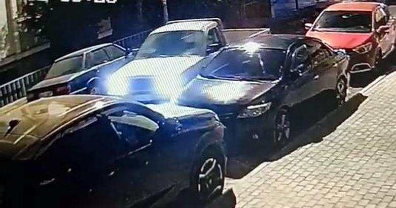 İstanbul- Avcılar'da komyonet park halindeki otomobile çarptı; kaza kamerada