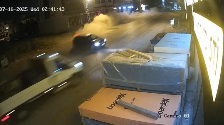 Alkollü sürücünün kontrolünü kaybettiği otomobil, kamyonetle çarpıştı; kaza kamerada