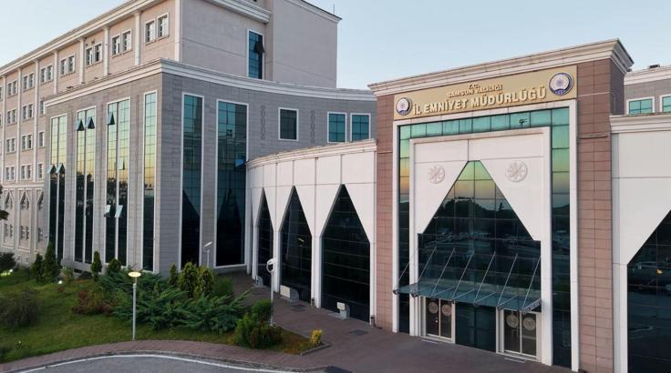 Gazi polis memuruna yumruk atıp tişörtünü yırttı