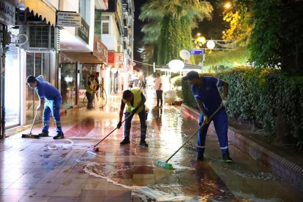 Aydın'da caddeler ve kent mobilyaları 24 saat esasıyla temizleniyor