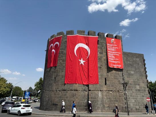 Diyarbakır surlarına MHP ve Türk bayrakları asıldı /Video eklendi
