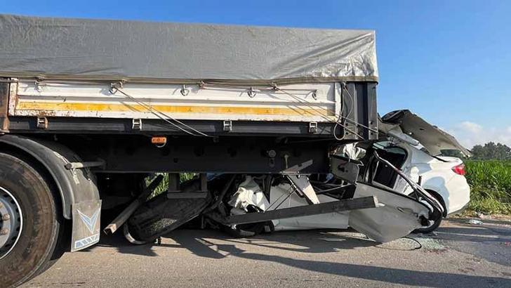 Otomobil, TIR'ın altına girdi: 1 ölü, 1 yaralı