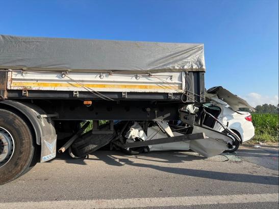 Otomobil, TIR'ın altına girdi: 1 ölü, 1 yaralı
