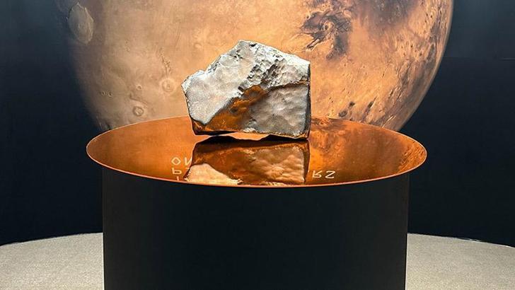Mars'tan dünyaya düşen en büyük gök taşı 5,3 milyon dolara satıldı