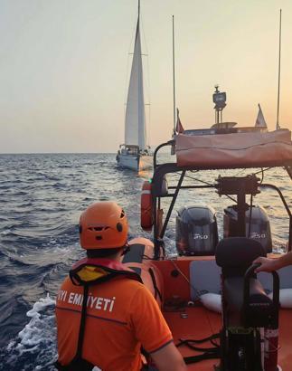 Fethiye'de makine arızası nedeniyle sürüklenen teknedeki 2 kişi kurtarıldı