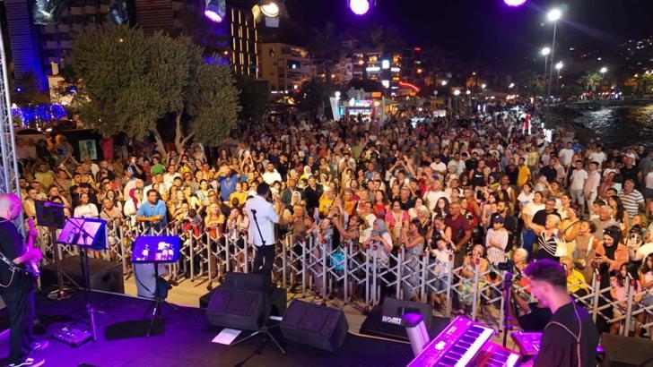 Konservatuvar sanatçıları Kuşadalılara unutulmaz bir yaz gecesi yaşattı