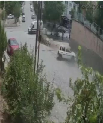 Ankara'da otomobilin yayaya çarptığı kaza kamerada