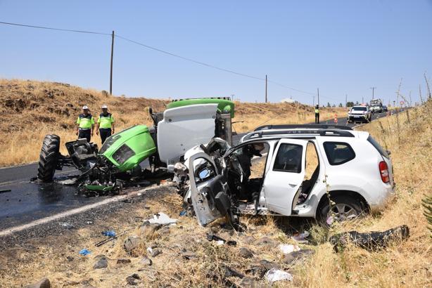 Traktörle otomobil çarpıştı; 1 ölü, 2 yaralı