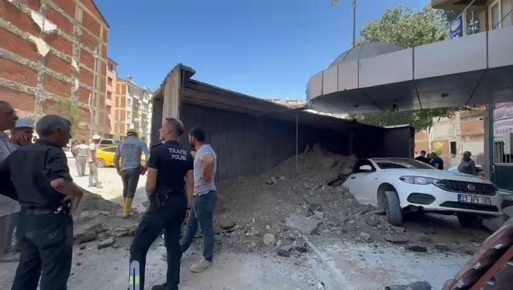 Hafriyat boşaltan kamyon, park halindeki otomobilin üstüne devrildi