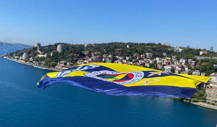 Fenerbahçe Beko’nun bayrakları köprüleri süsledi