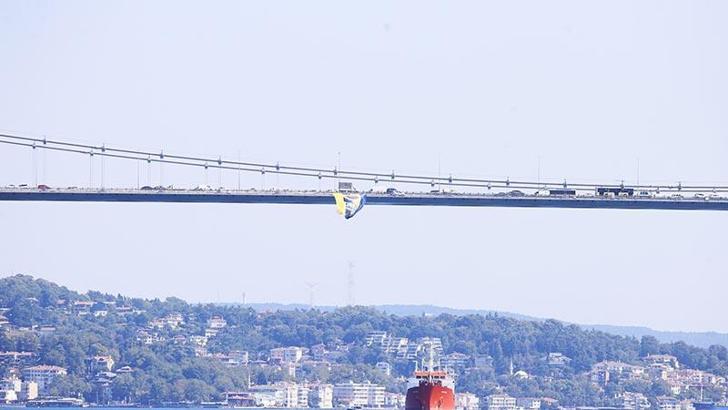 Fenerbahçe Beko’nun bayrakları köprüleri süsledi