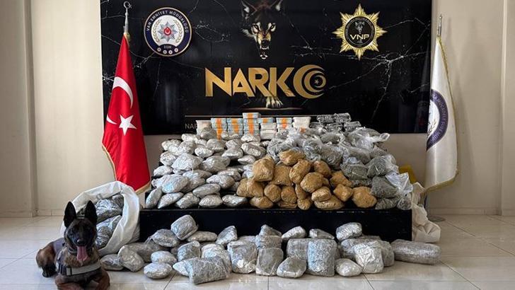 Van'da durdurulan kamyonette 122 kilo uyuşturucu ele geçirildi; 2 gözaltı