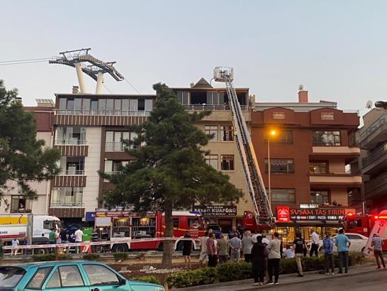 Ankara’da apartmanın terasındaki yangın söndürüldü