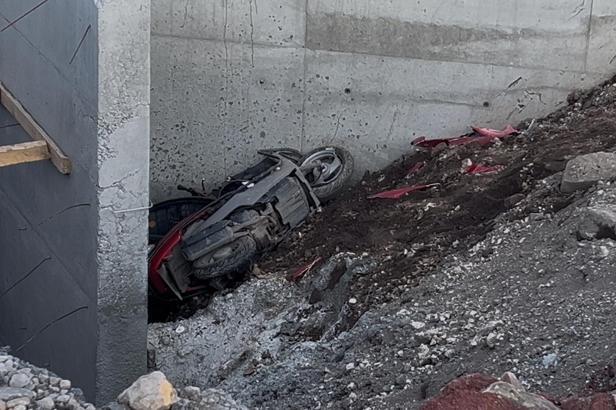 Yapım aşamasındaki altgeçidin duvarına çarpan motosikletli öldü