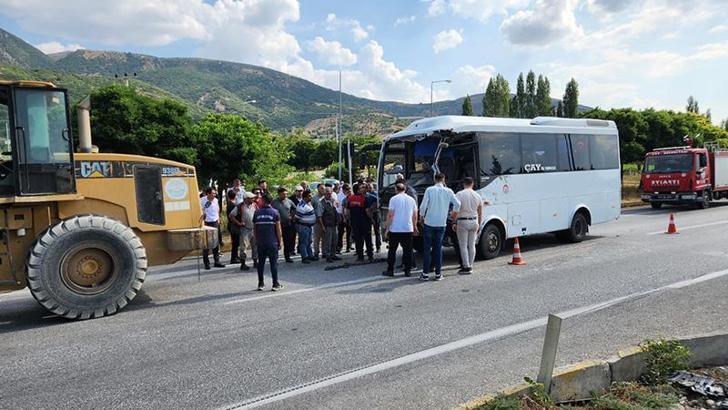 Afyonkarahisar’da yolcu midibüsü ile TIR çarpıştı; 7 yaralı