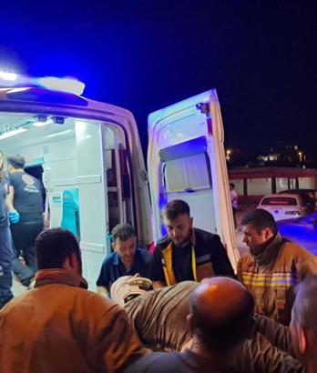 Hatay’da otomobil aydınlatma direğine çarptı; 4 yaralı