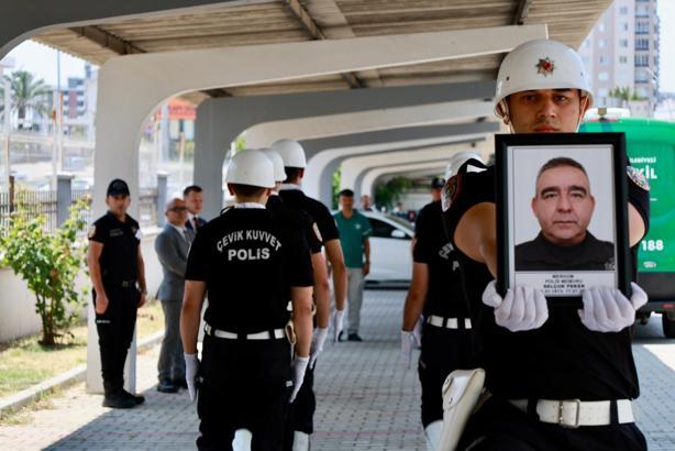 Mersin'de görevi başında kalp krizi geçiren polis yaşamını yitirdi