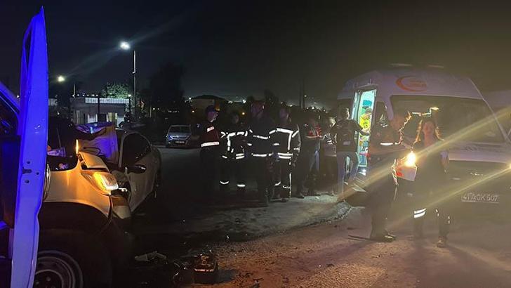 Kocaeli'de servis minibüsü ile otomobil çarpıştı; 10 yaralı