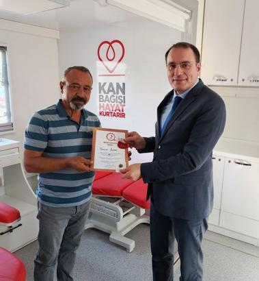 Kan bağışlayıp, madalya taktı