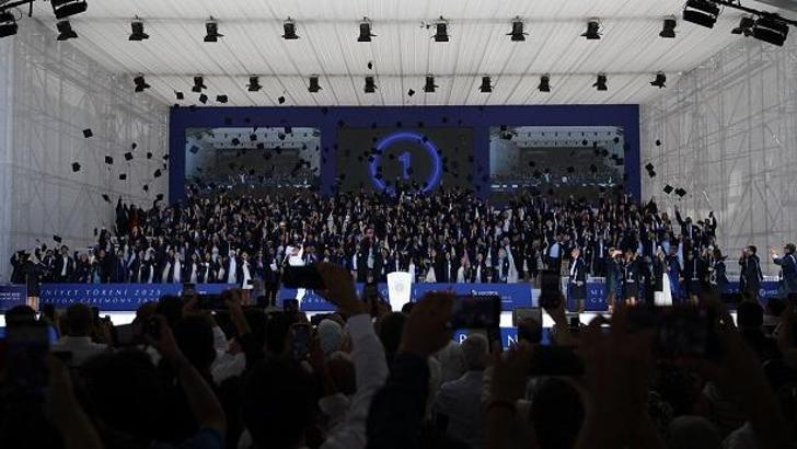 Medipol Üniversitesi mezuniyetinde İlber Ortaylı’dan ‘ağır mesuliyet’ vurgusu