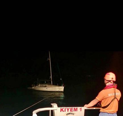 Çanakkale Boğazı'nda sürüklenen tekne kurtarıldı