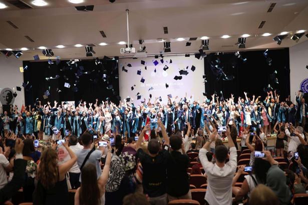 Ege Meslek Yüksekokulu mezunlarını iş dünyasına uğurladı